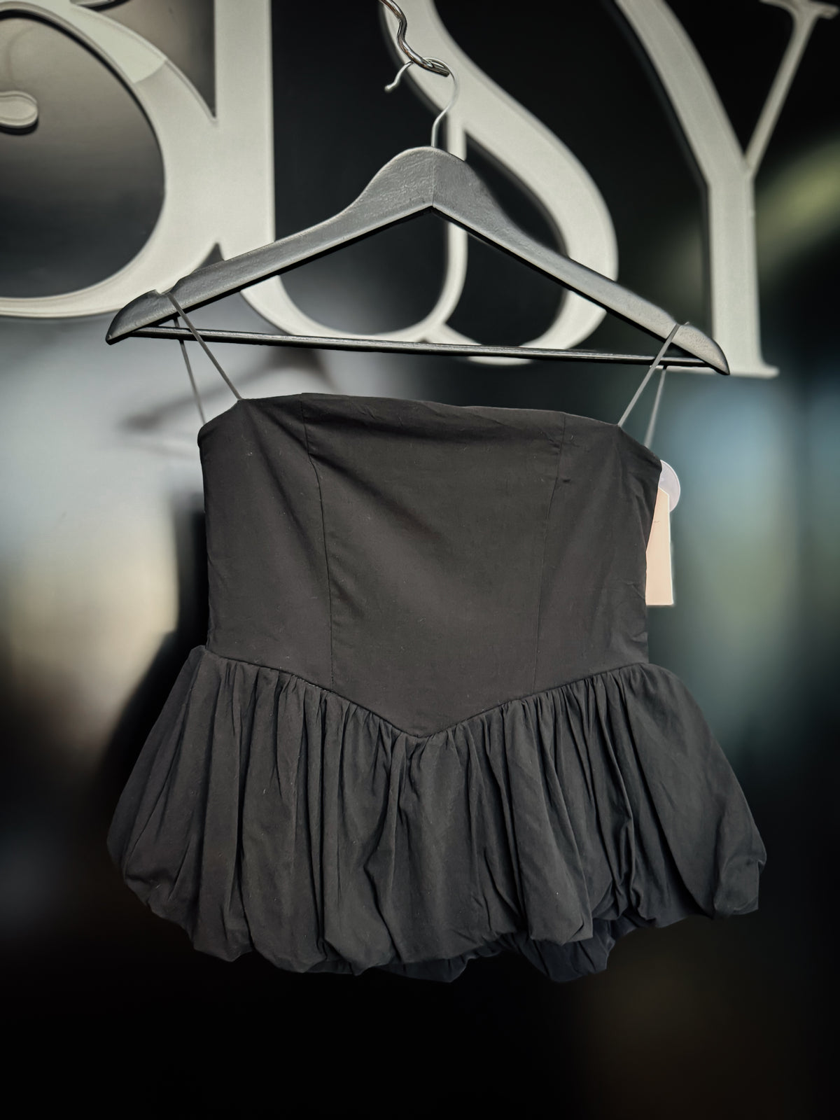 “ARIANA” STRAPLESS PEPLUM TOP